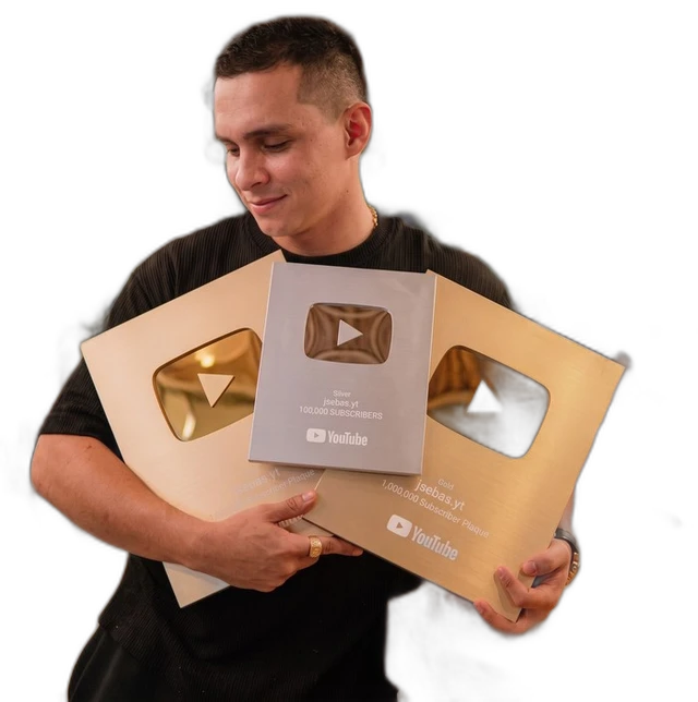 Juan Sebastián, fundador de TubersLab, con sus placas de YouTube